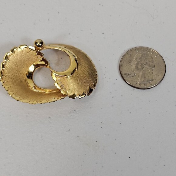 VTG Brooch Coro Signed Brushed Gold Tone Florentine Feather Swirl Simple Classy - Picture 12 of 14